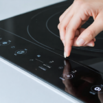 découvrez des méthodes simples et rapides pour désactiver la sécurité enfant sur votre plaque vitrocéramique, afin d'utiliser votre appareil en toute tranquillité.
