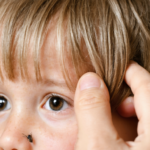 découvrez des conseils pratiques pour détecter rapidement et efficacement la présence de poux chez votre enfant et agir avant qu'ils ne se propagent.