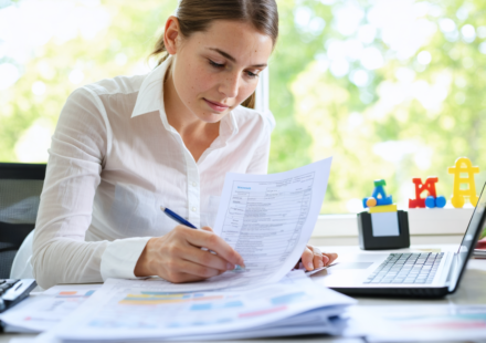 découvrez comment valider vos 8 trimestres par enfant pour la retraite grâce à notre guide pratique complet. astuces et conseils pour bien préparer votre dossier et optimiser vos droits.