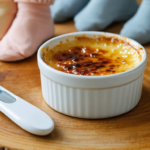 découvrez les risques liés à la consommation de crème brûlée pendant la grossesse et les précautions à prendre pour assurer la sécurité de la future maman et du bébé.